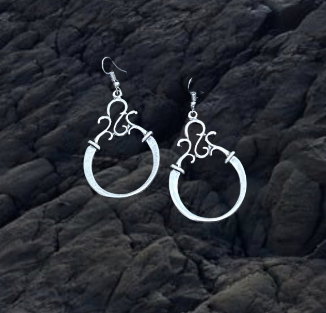 Simple, elegant circle earring