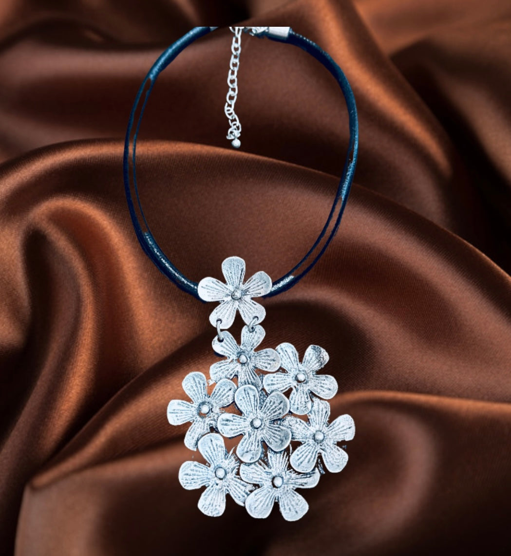 Flower hammered necklace