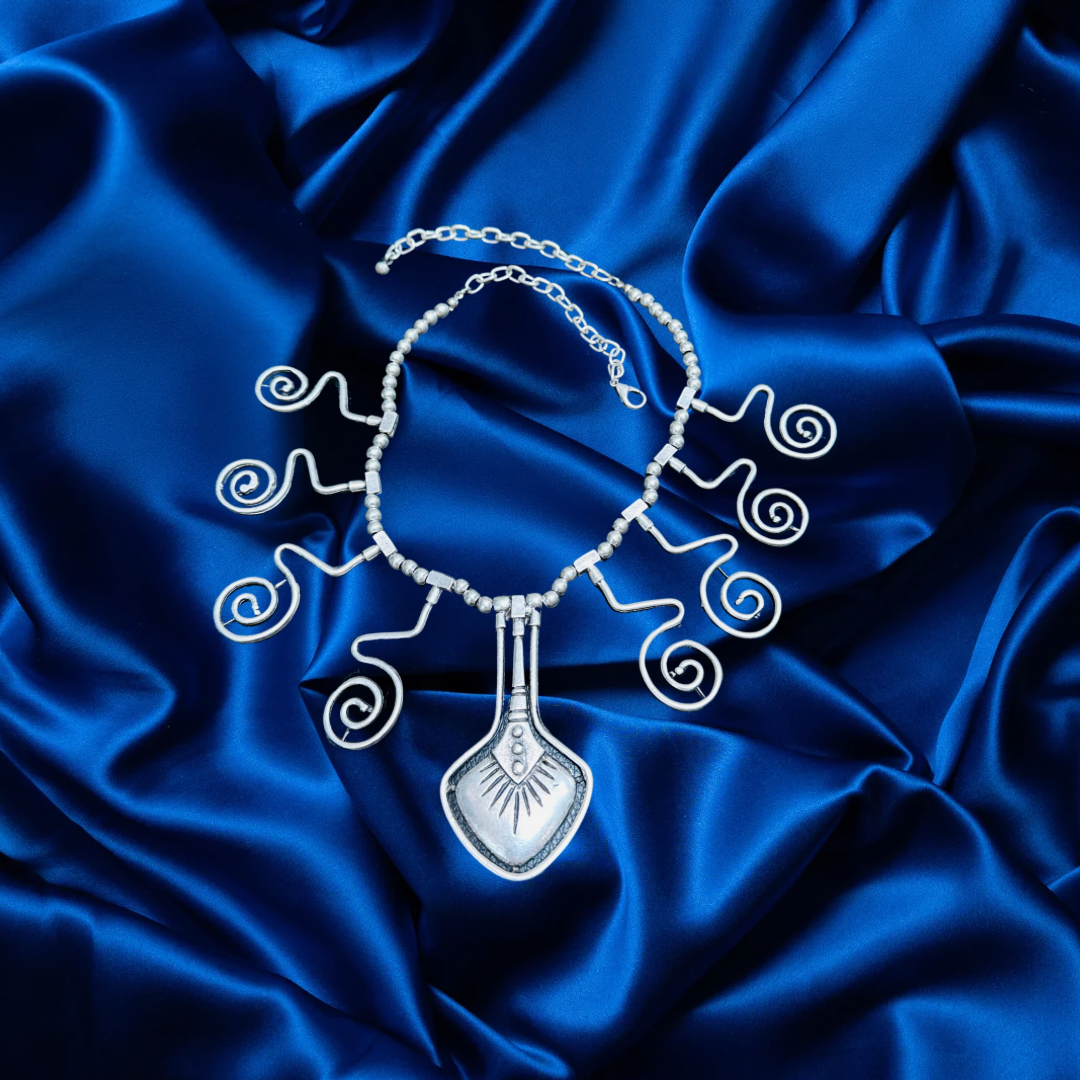 Elegant statement necklace