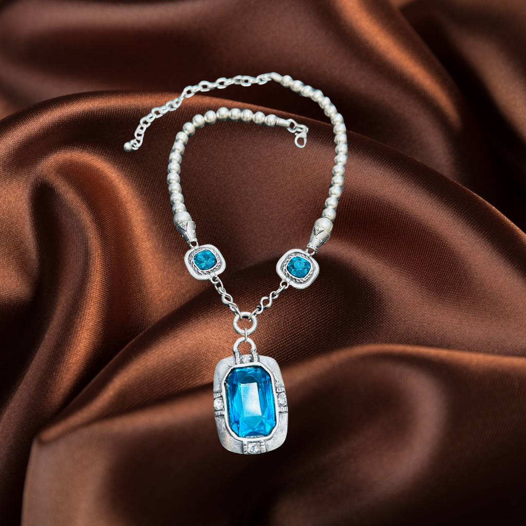 Light blue elegant necklace
