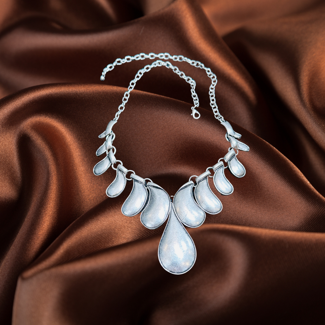 Elegant teardrop necklace