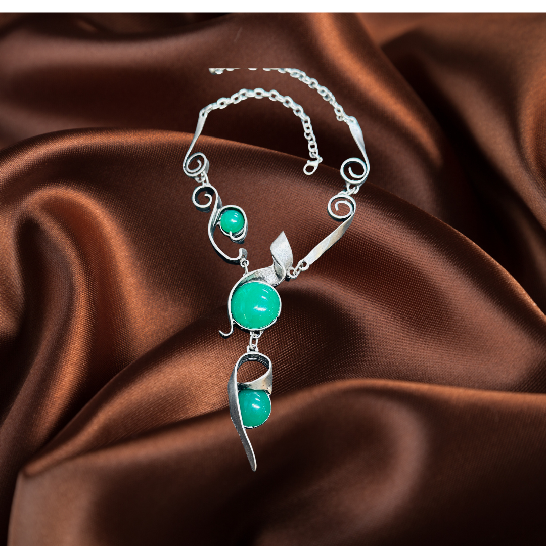 Green elegant necklace