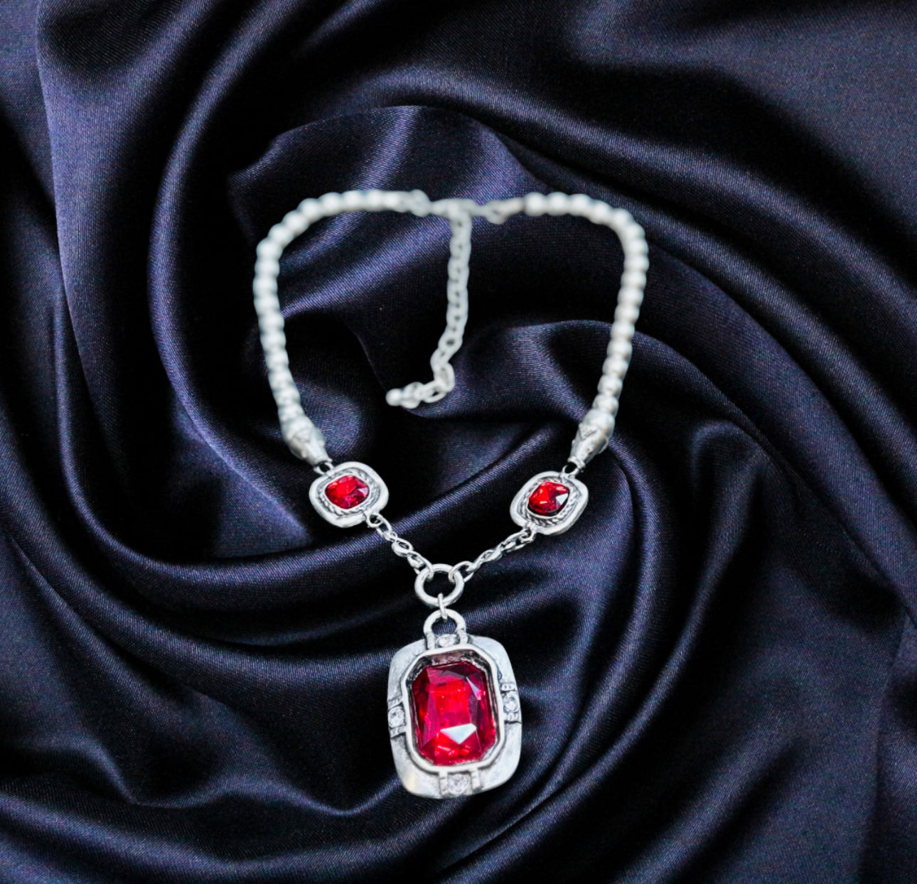 Elegant red necklace