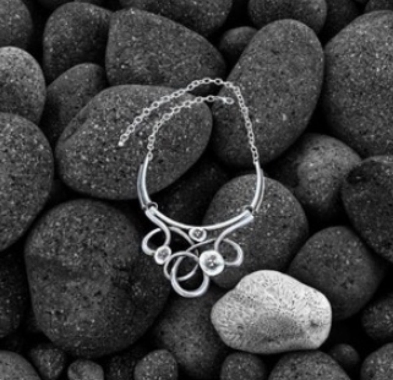 Circle and twisted unique necklace