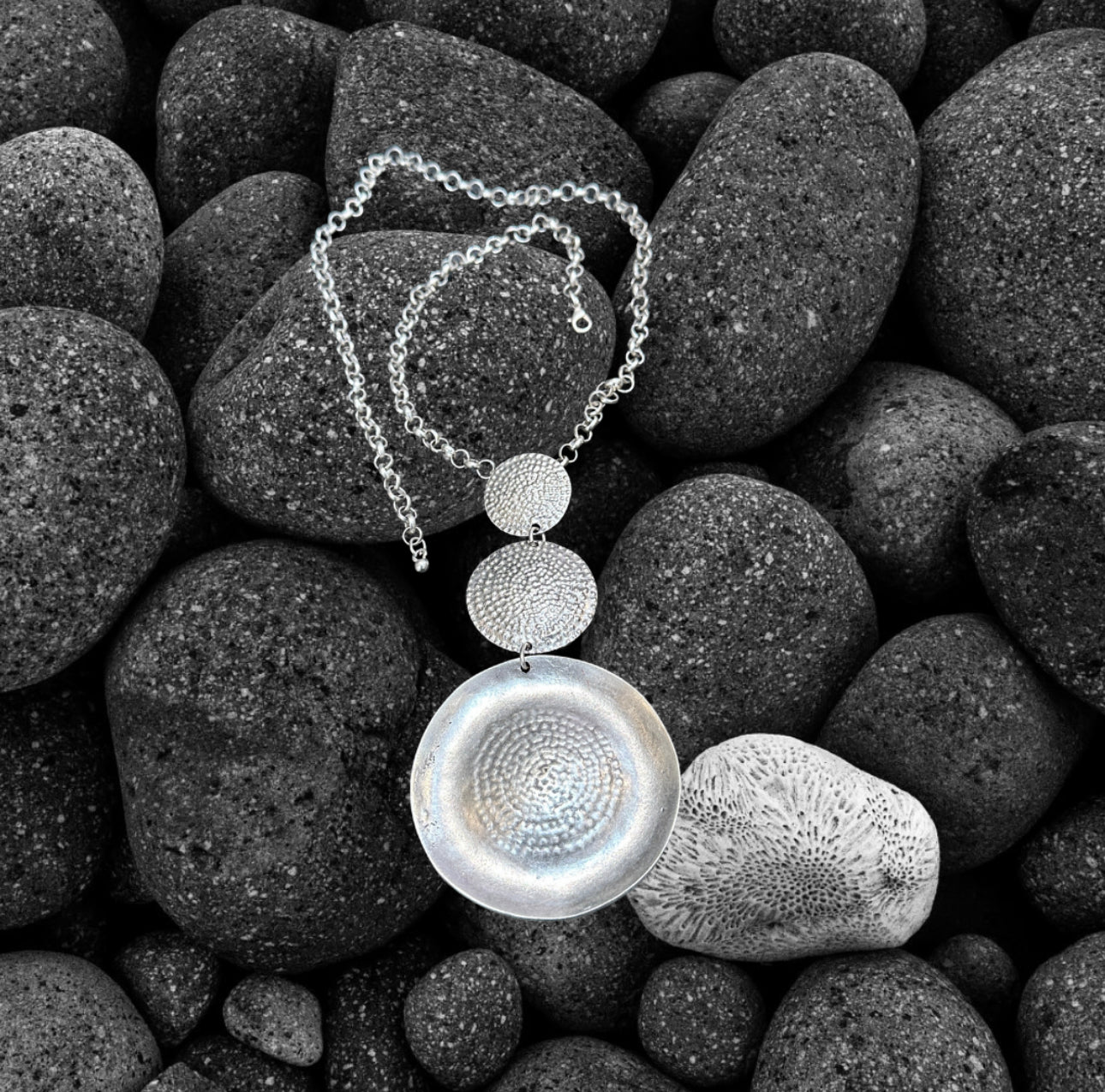 Hammered circle adjustable necklace