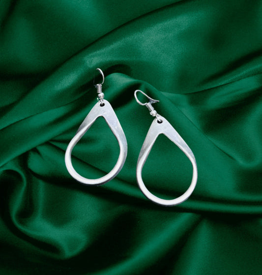 Simple teardrop earring