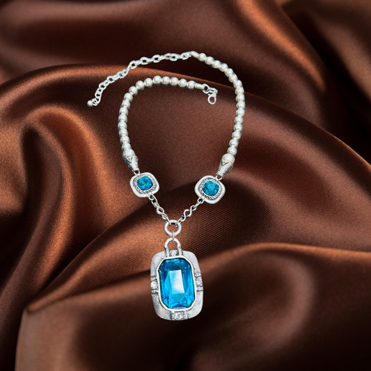 Light blue elegant necklace