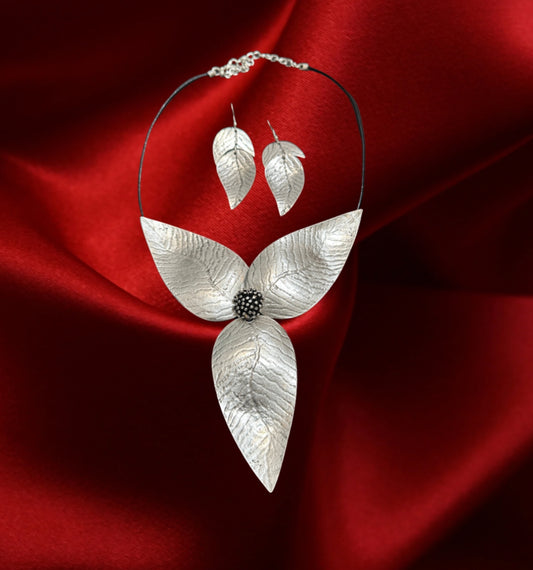 Beautiful leaf necklace
