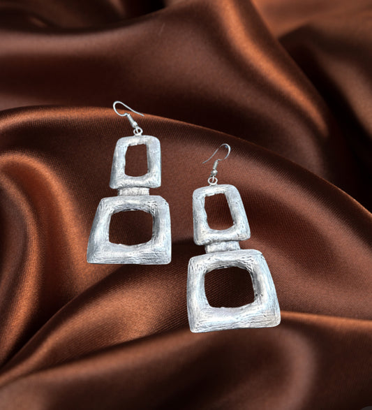 Square statement, Earing