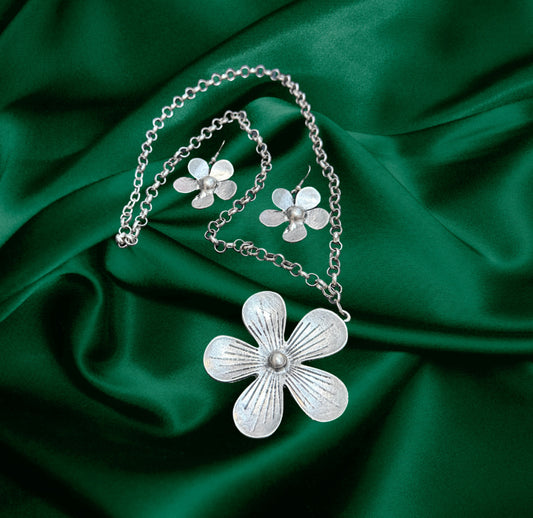 Elegant flower necklace With matching earring