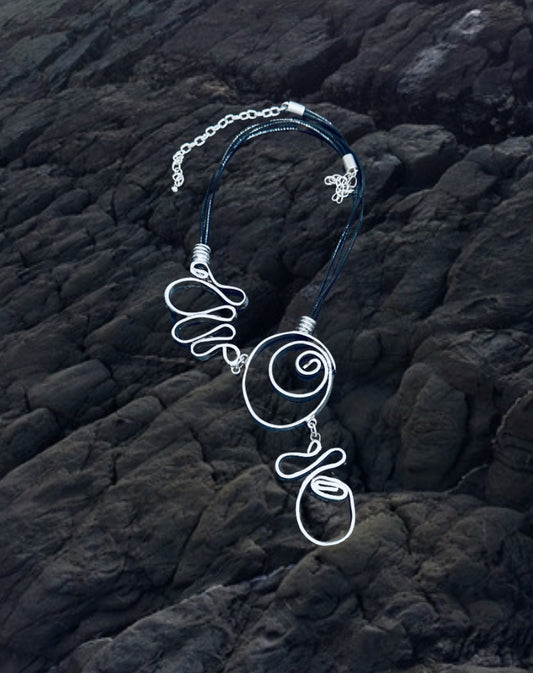 Elegant twisted necklace