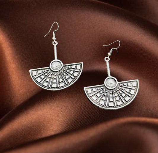 Hammer, beautiful green earring