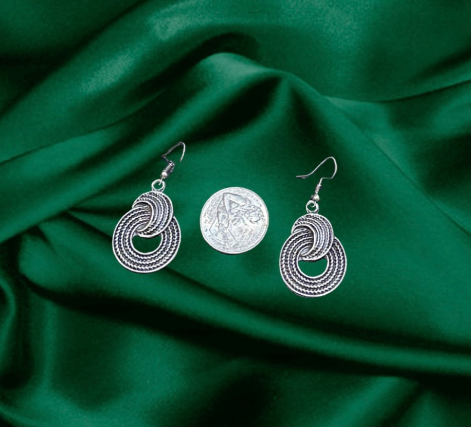Vintage silver plated interlocking circle earring