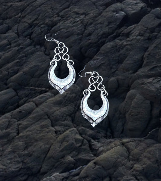 Elegance Silvertone design Earring ￼